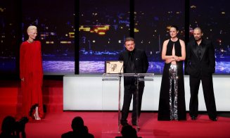 Imaginea care a făcut înconjurul lumii. Una dintre marile actrițe ale lumii i-a sărutat mâna lui Mungiu
