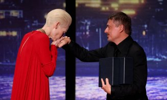 Imaginea care a făcut înconjurul lumii: O actriță de talie mondială îi sărută mâna lui Mungiu