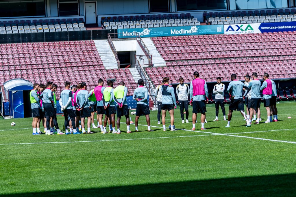 CFR Cluj rămâne fără antrenor și se confruntă cu probleme financiare. De când nu au mai încasat jucătorii salarii