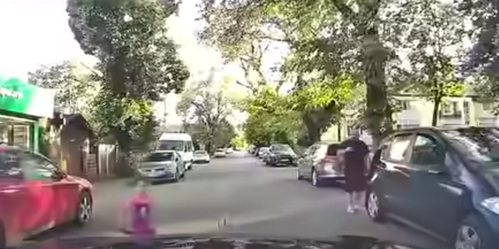 Imagini care dau fiori în Cluj-Napoca: O copilă a apărut din senin pe stradă, chiar în fața unei mașini aflate în mers