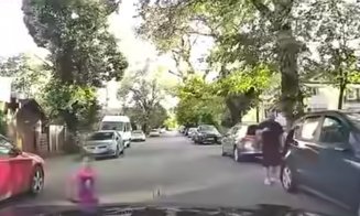 Imagini care dau fiori în Cluj-Napoca: O copilă a apărut din senin pe stradă, chiar în fața unei mașini aflate în mers