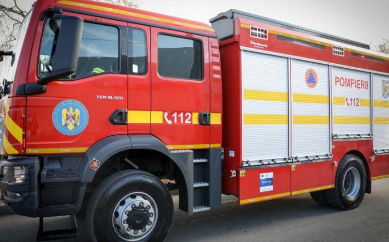 Incendiu puternic într-o localitate din Cluj. Pompierii intervin cu mai multe autospeciale