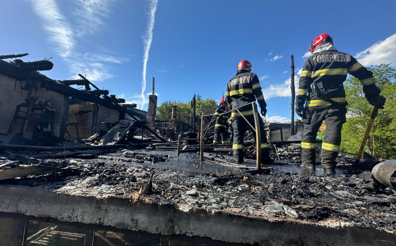 România lui ”merge și așa”: Cum și-au dat foc la gospodărie clujenii din Mera / Pompierii au stabilit cauza incendiului