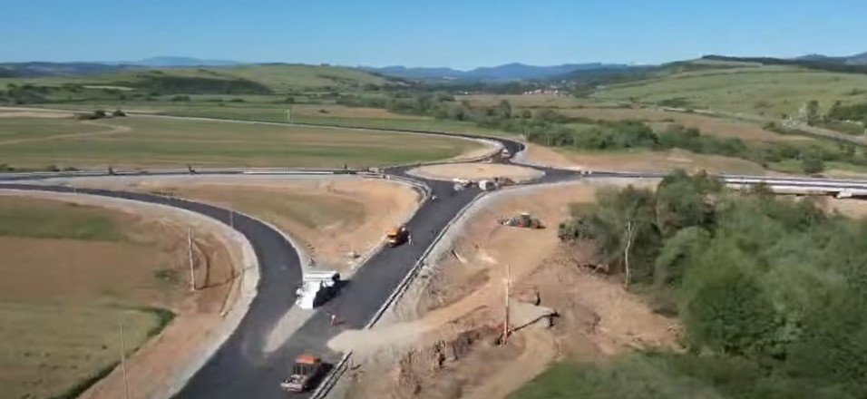 Tronsonul Autostrăzii Transilvania care e aproape gata + lucrări intense la nodul Românași / Mobilizare serioasă pe șantier