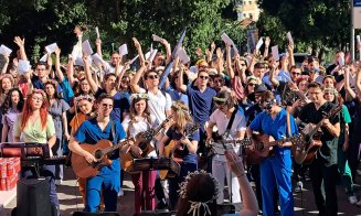 Clujul răsună de serenade! Absolvenții UMF își iau rămas-bun de la anii de facultate