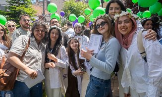 Clujul răsună de serenade! Absolvenții UMF își iau rămas-bun de la anii de facultate