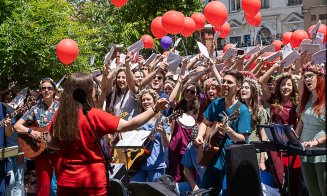Clujul răsună de serenade! Absolvenții UMF își iau rămas-bun de la anii de facultate