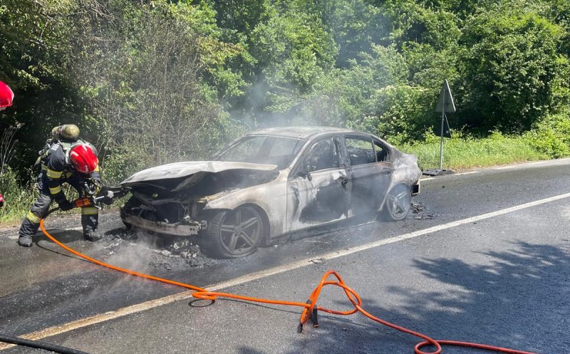 Incendiu pe drumul Sfântul Ioan din Cluj-Napoca. O mașină a luat foc