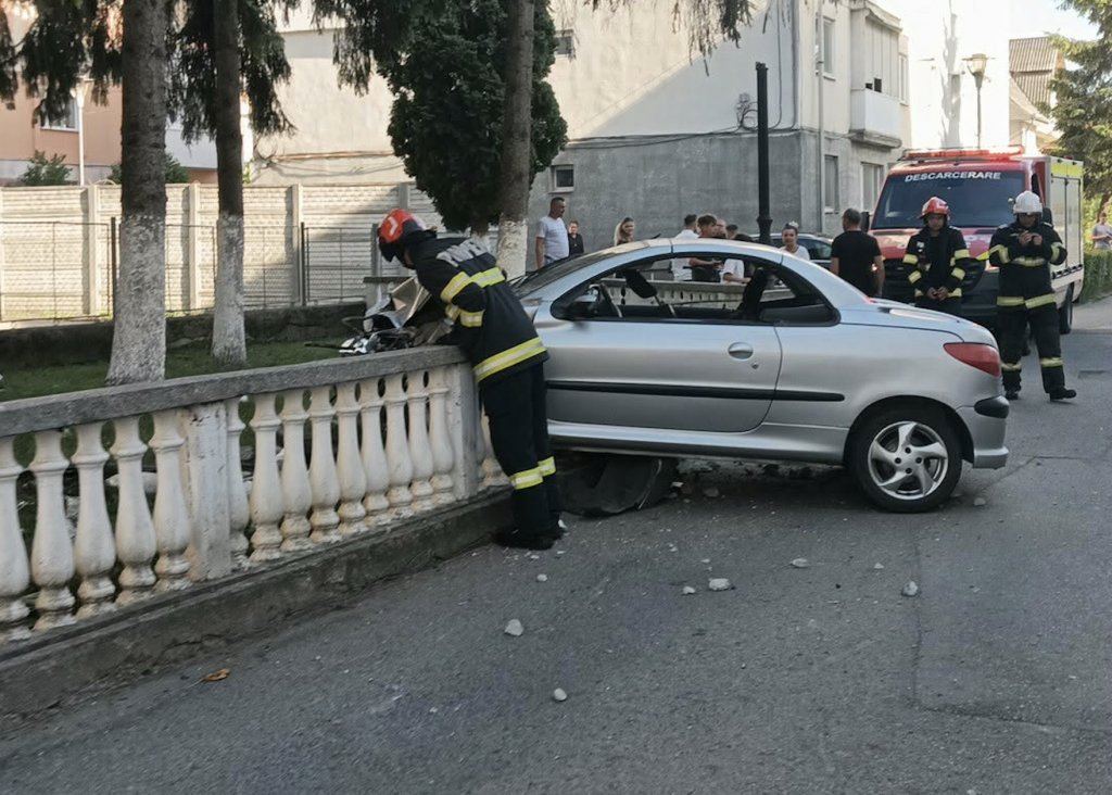 Șofer rupt de beat a intrat cu mașina în gardul Căminului de Garnizoană din Dej
