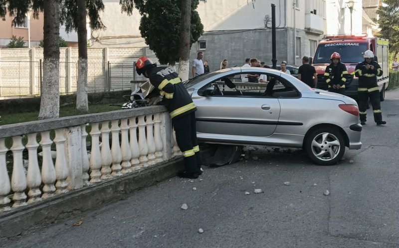 Șofer rupt de beat a intrat cu mașina în gardul Căminului de Garnizoană din Dej