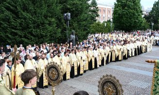 Mii de credincioși au participat la tradiționala Procesiune de Rusalii din centrul Clujului