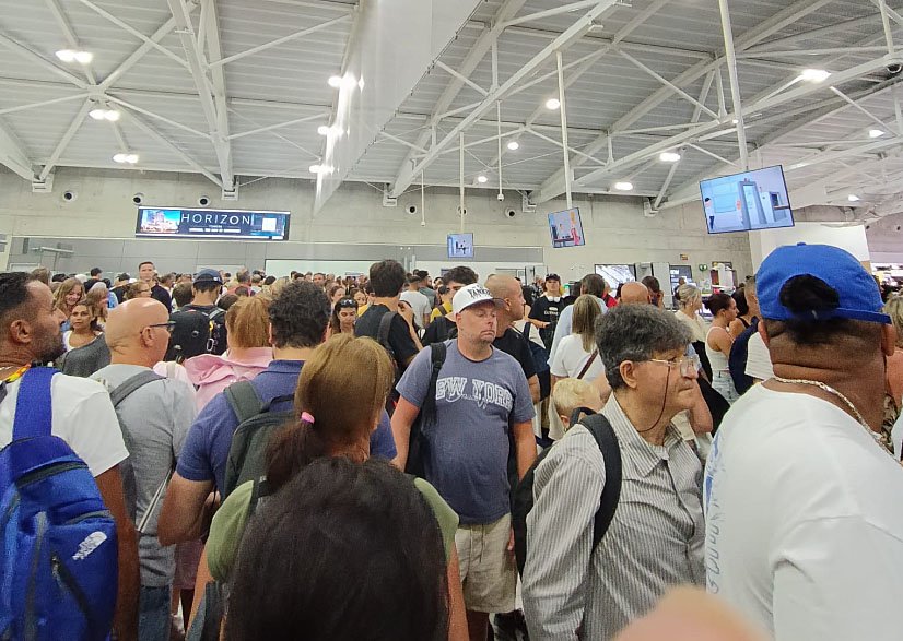 Wizz Air atenționează pasagerii: Controale la frontieră cu peste 3 ore de așteptare în aeroporturi