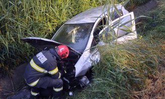ACCIDENT în Cluj: Mașină în șanț și victimă extrasă cu descarcerarea