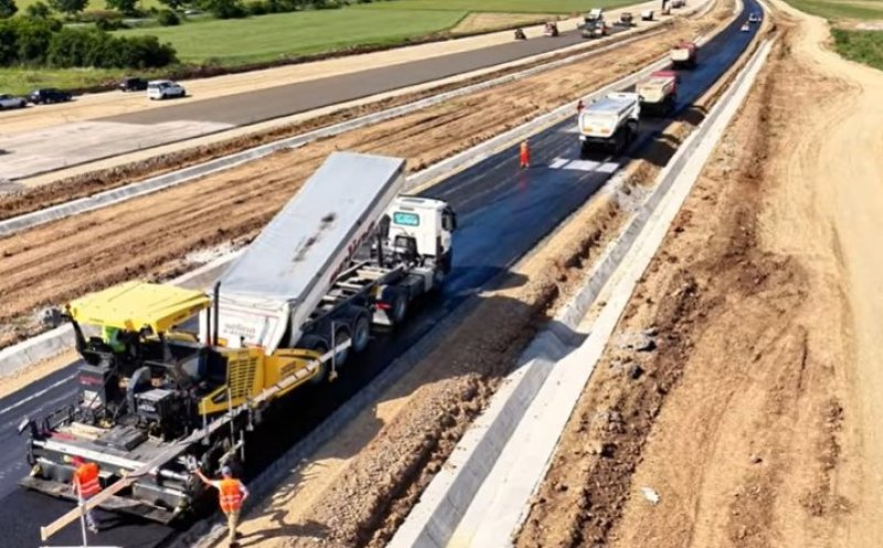 Constructorii apasă accelerația pe Chiribiș – Biharia de pe Autostrada Transilvania / Se așterne stratul de balast + primul asfalt în unele zone