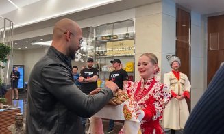 După vizita de senzație de la Cluj, frații Tate au plecat la Moscova. Traficanții de carne vie, primiți în Rusia lui Putin cu pâine și sare pe aeropor
