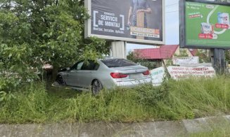 Șofer urmărit de polițiștii clujeni, implicat într-un incident șocant: a fugit și a lovit un panou publicitar