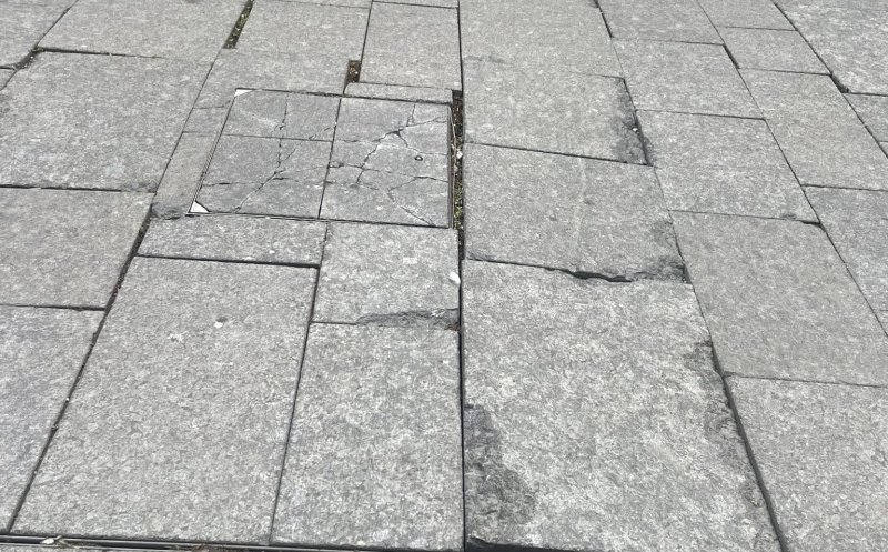 Capcane pentru picioarele trecătorilor, în centrul Clujului. USR critică pavajul de pe strada Universității