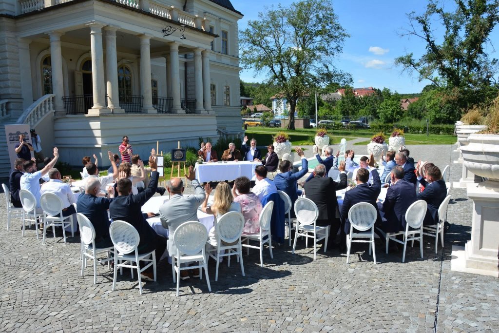 Consilierii județeni ai Clujului au ieșit din birouri: ședință în curtea Castelului Bánffy, proaspăt premiat la nivel european