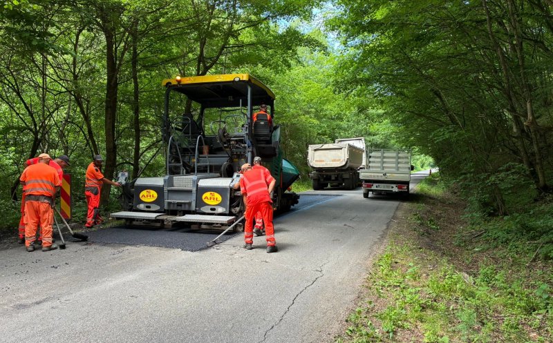 Reparații pe un drum județean dintr-o zonă pitorească a Clujului