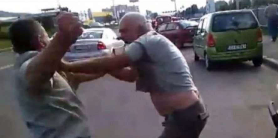Bătaie în trafic între doi șoferi clujeni, în plină zi, lângă o școală: au coborât din mașini și au început scandalul. Ce a urmat