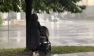 Gest rar de omenie în Cluj: un șofer a oprit mașina și a oferit o umbrelă unei mame și copilului ei surprinși de ploaia torențială