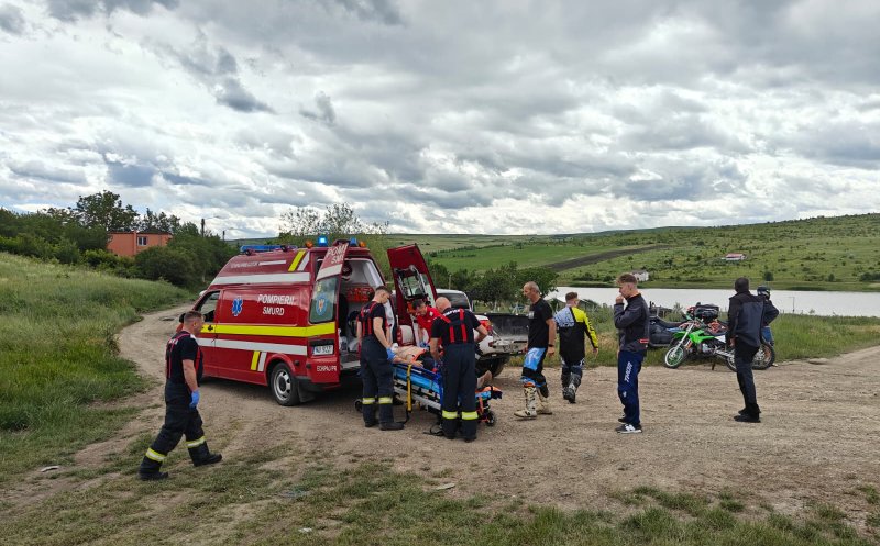 Accident cu un ATV în Cluj. Un echipaj SMURD și o autospecială ISU, la fața locului/ Un bărbat a fost transportat la spital