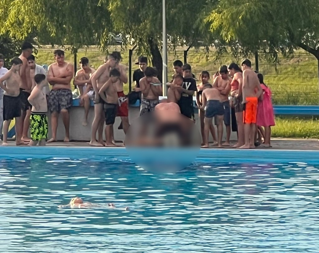 Scene dramatice la ștrand: Copil de 6 ani, scos din bazin în stare gravă și resuscitat / Comă de gradul IV și prognostic rezervat