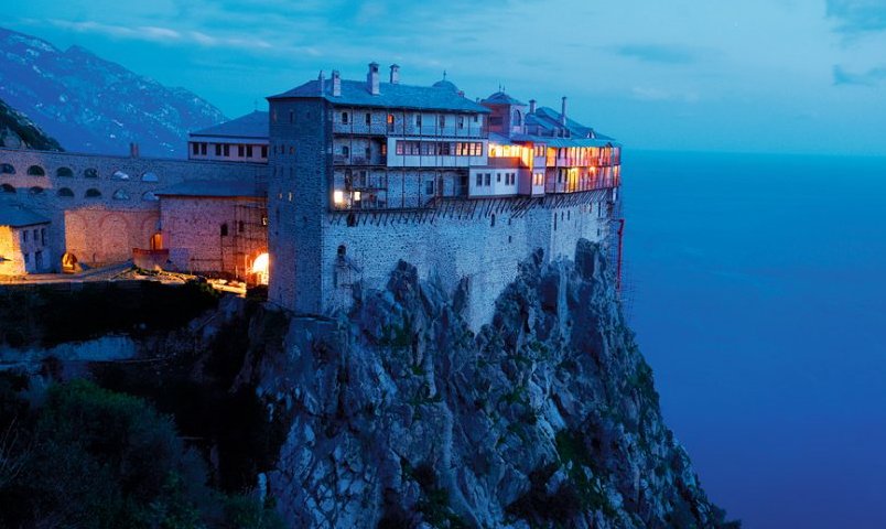 Desemnarea ca premier i-a dat peste cap planurile lui Veștea. Vroia să plece pe Muntele Athos pentru a se ruga ca fiul său ia cu bine BAC-ul