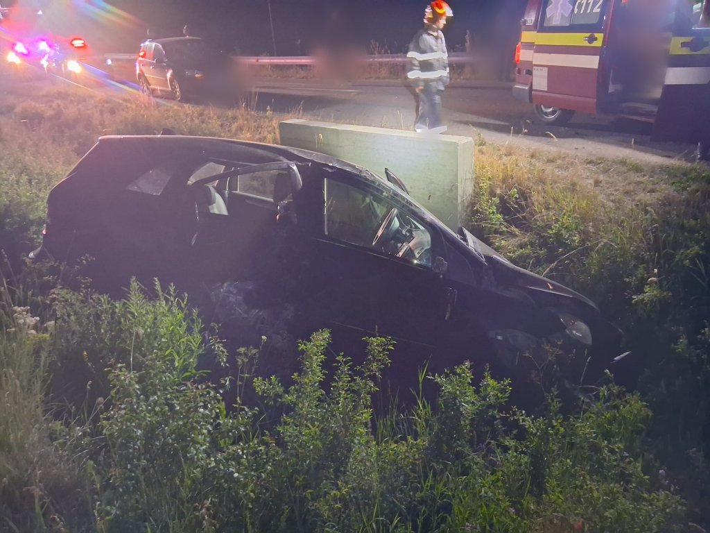 ACCIDENT în județul Cluj: Mașină răsturnată și 2 victime. Una dintre victime este un minor / Ce transmit polițiștii