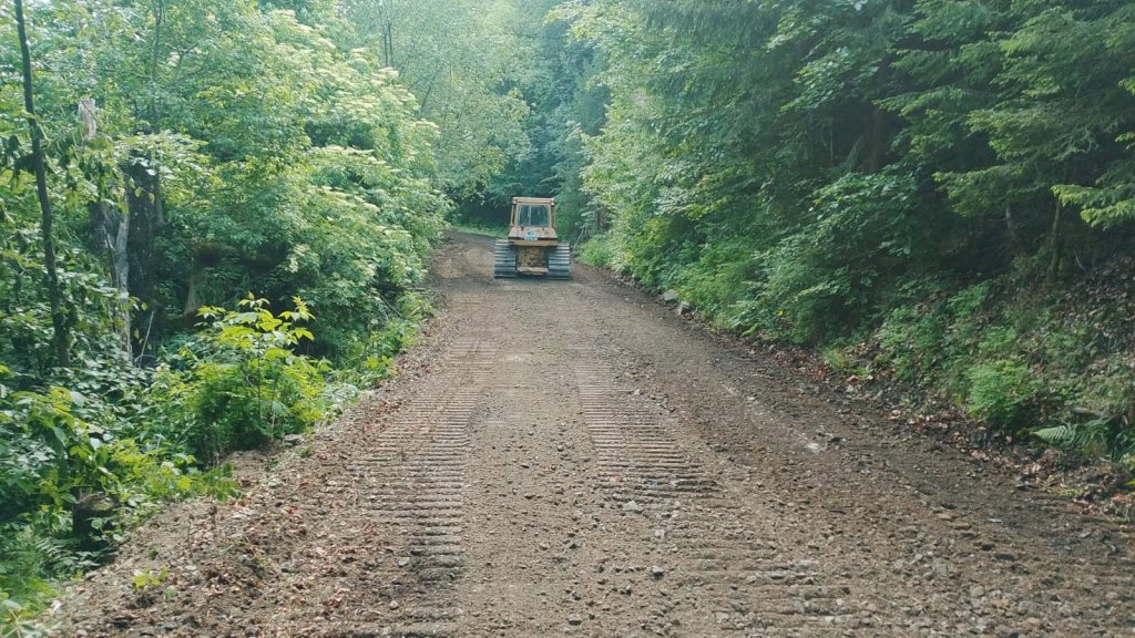 Reparații pe un drum de piatră care duce în zona de munte a Clujului