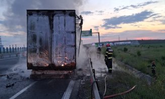 Remorca unui TIR s-a făcut scrum pe Autostrada A10 în județul Cluj / 2 canistre cu benzină erau depozitate în interior