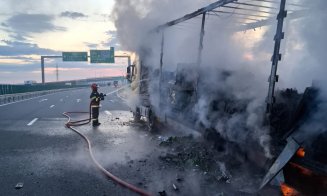 Remorca unui TIR s-a făcut scrum pe Autostrada A10 în județul Cluj / 2 canistre cu benzină erau depozitate în interior