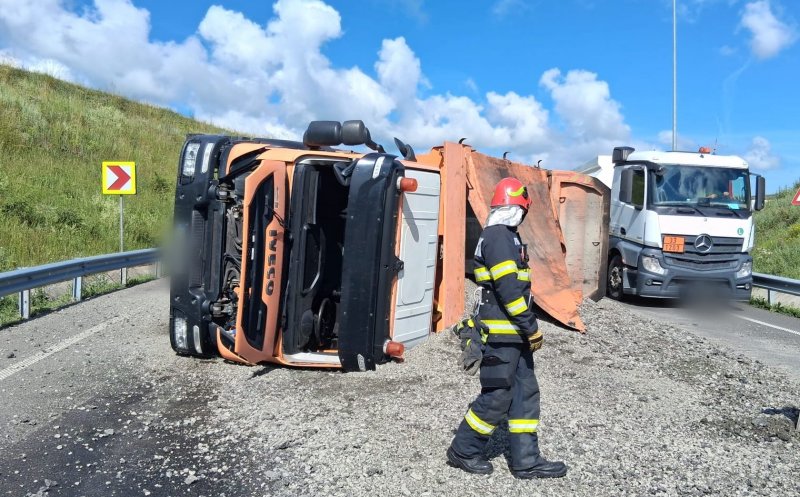 Accident spectaculos în Cluj. O autobasculantă s-a răsturnat pe carosabil / Pompierii au intervenit de urgență
