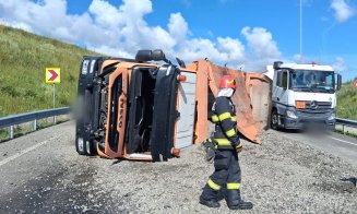 Accident spectaculos în Cluj. O autobasculantă s-a răsturnat pe carosabil / Pompierii au intervenit de urgență