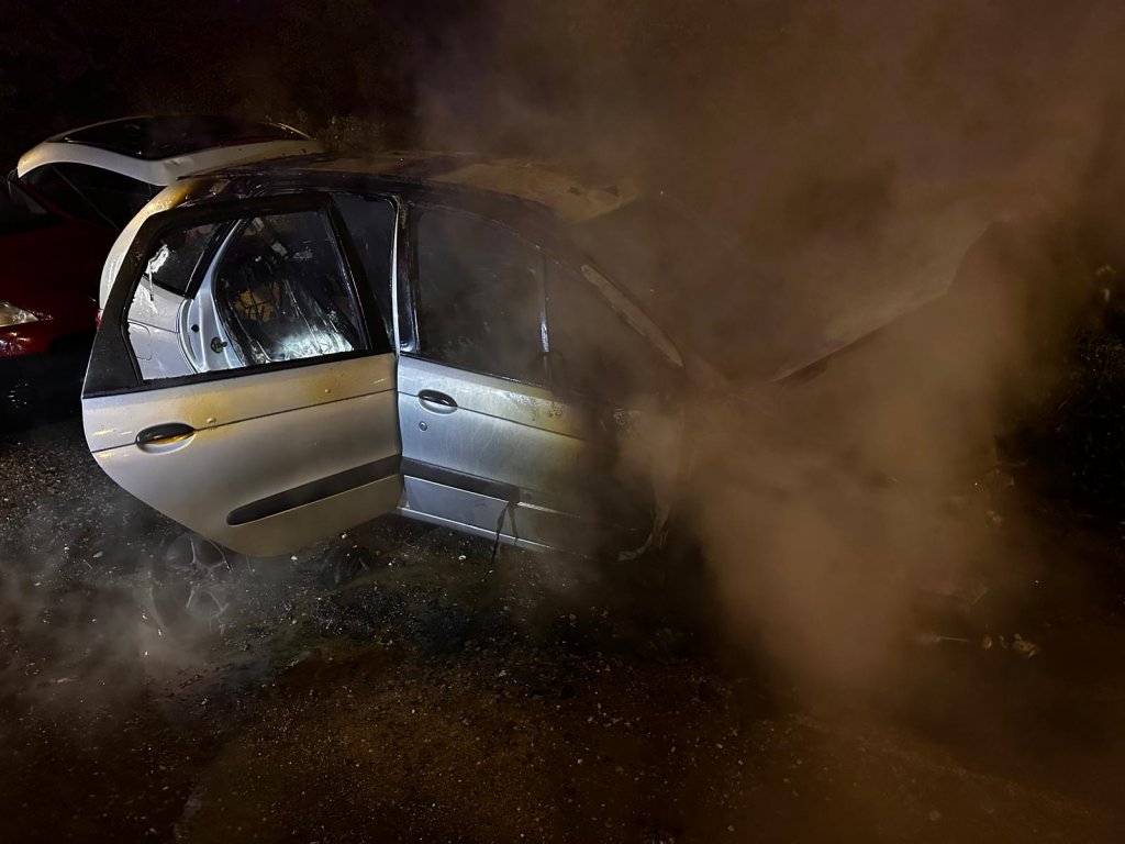 Mașină făcută scrum în urma unui incendiu. Pompierii clujeni au intervenit de urgență