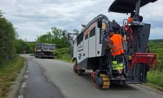Lucrări pe un drum județean din Cluj. Se astupă gropile