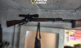 Descoperire surprinzătoare în apropiere de Cluj-Napoca. Polițiștii au găsit arme deținute ilegal în locuința unui bărbat