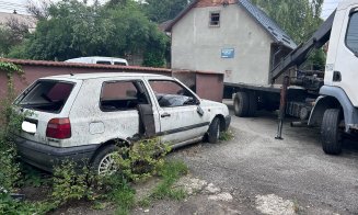 „Vânătoarea” mașinilor abandonate la Dej: Primăria a început ridicarea autoturismelor lăsate în paragină