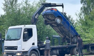„Vânătoarea” mașinilor abandonate la Dej: Primăria a început ridicarea autoturismelor lăsate în paragină