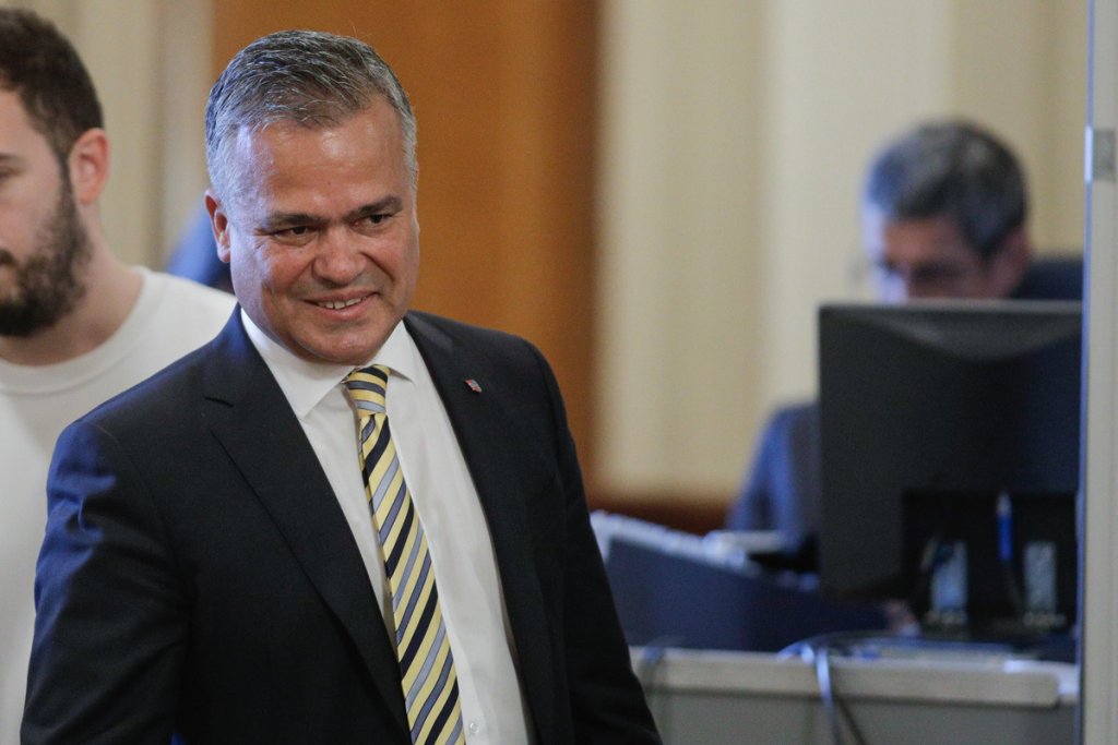 Toate calculele înainte de votul Guvernului Veștea. Câte voturi lipsesc și cine poate fi decisiv