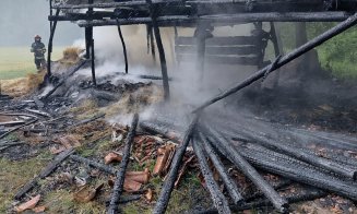 Trăznetul a lovit într-o gospodărie din Cluj / Pagube mari generate de flăcările care au pârjolit totul în jur