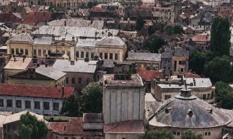 Copii pe Cetățuie privind spre oraș, anul 1962