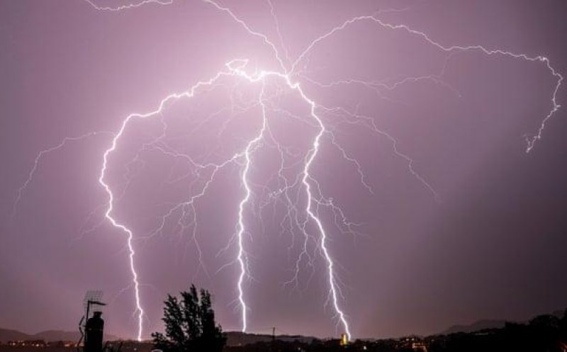 Cod galben de instabilitate atmosferică în Cluj. Ploi torențiale și vânt puternic