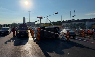 ACCIDENT pe Centura Metropolitană aflată în lucru: Mașină vs. stâlp de electricitate / Șoferii: 'Era o chestiune de timp. Stâlpul era lăsat în drum'