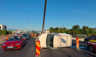 ACCIDENT pe Centura Metropolitană aflată în lucru: Mașină vs. stâlp de electricitate / Șoferii: 'Era o chestiune de timp. Stâlpul era lăsat în drum'