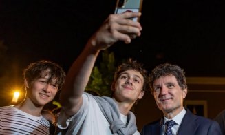 Nicușor Dan și-a postat iute pe Facebook mândrețea de ședință foto din centrul Clujului / S-a stat la coadă la sefie-uri