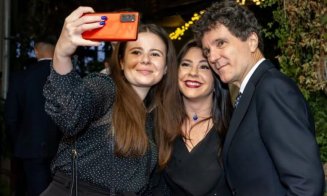 Nicușor Dan și-a postat iute pe Facebook mândrețea de ședință foto din centrul Clujului / S-a stat la coadă la sefie-uri