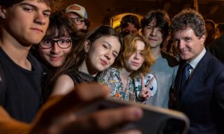 Nicușor Dan și-a postat iute pe Facebook mândrețea de ședință foto din centrul Clujului / S-a stat la coadă la sefie-uri