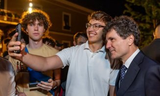 Nicușor Dan și-a postat iute pe Facebook mândrețea de ședință foto din centrul Clujului / S-a stat la coadă la sefie-uri