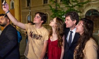 Nicușor Dan și-a postat iute pe Facebook mândrețea de ședință foto din centrul Clujului / S-a stat la coadă la sefie-uri